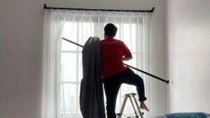 Harga Pasang Gorden di Jakarta - Apa yang Harus Anda Ketahui, gambar instalasi gorden, gambar pemasangan gorden