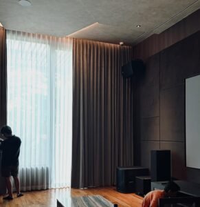 Tips Memilih Toko Interior Terpercaya menyediakan Dari Gorden, tirai, wallpaper, karpet hingga Parket, gambar gorden blackout dan gorden sheer