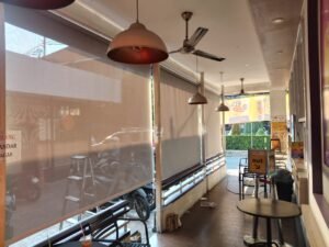 Aneka Sinar Abadi sebagai Distributor Gorden Outdoor Tahan Air, Tirai Gulung PVC untuk Teras Kafe & Restoran, gambar gorden outdoor, gambar tirai gulung pvc