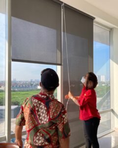 merawat tirai magnet Aneka Sinar Abadi