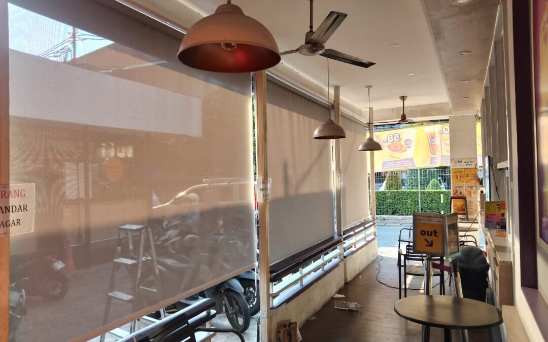 Distributor Gorden Outdoor Anti Air: Tirai Gulung PVC untuk Teras Kafe & Restoran