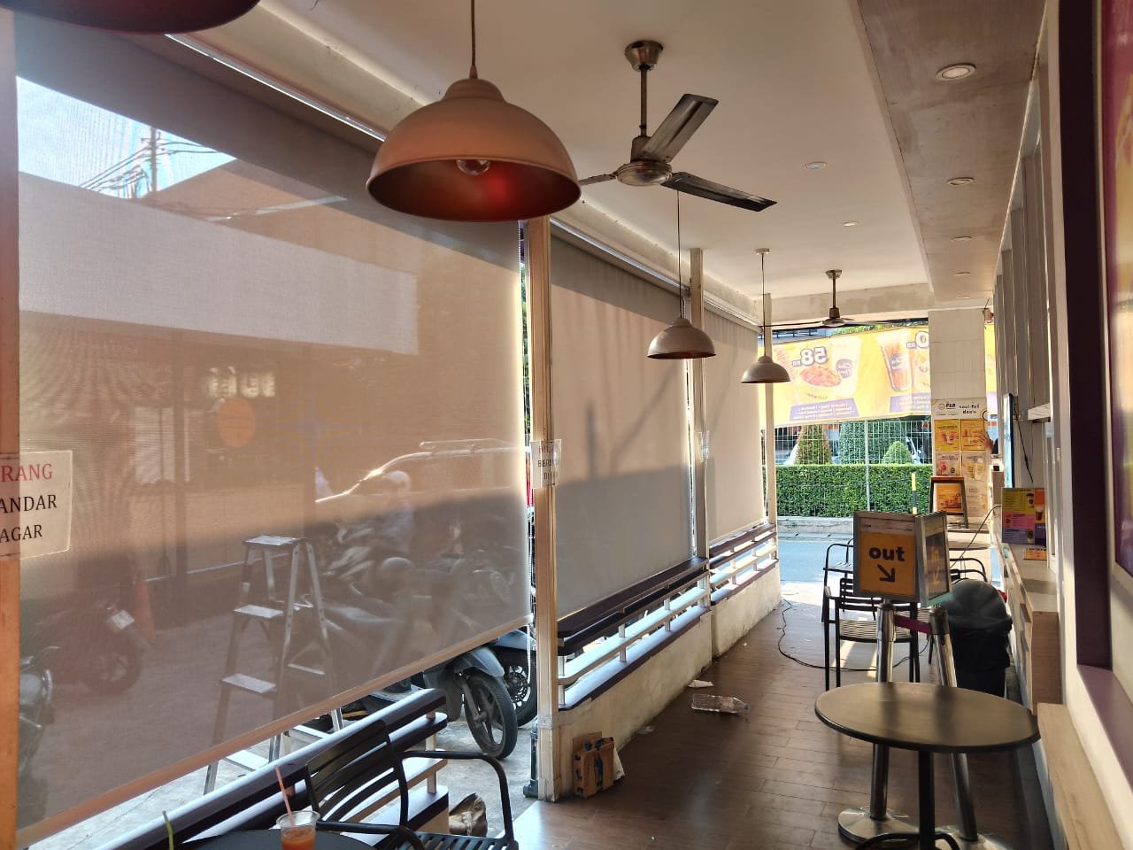 Aneka Sinar Abadi sebagai Distributor Gorden Outdoor Tahan Air, Tirai Gulung PVC untuk Teras Kafe & Restoran, gambar gorden outdoor, gambar tirai gulung pvc, contoh gambar zip blind outdoor untuk kafe