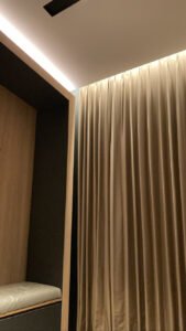 Aneka Sinar Abadi sebagai Supplier Rel Gorden Hotel menawarkan Railing Tirai dengan Sistem Tarik Senyap