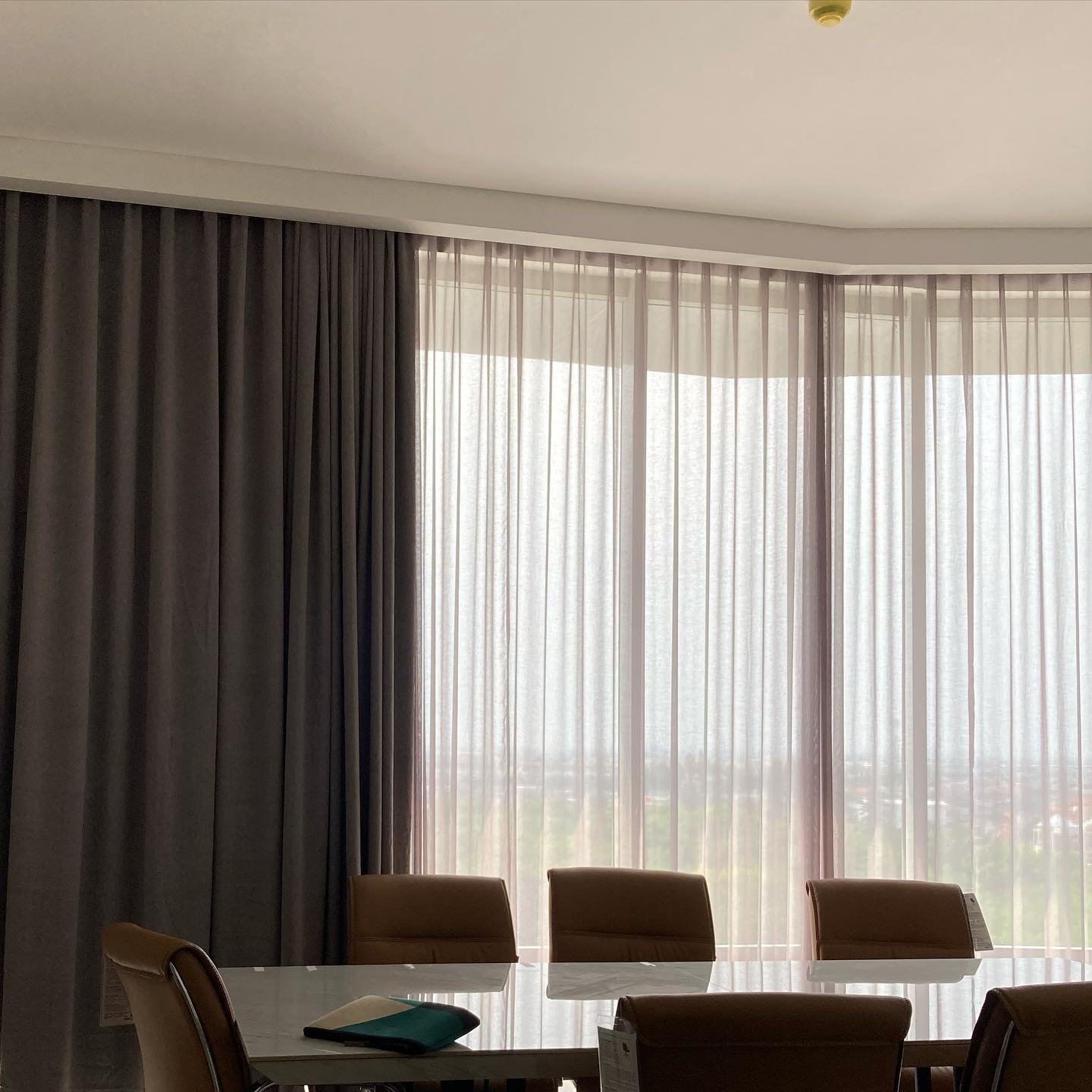 Aneka Sinar Abadi sebagai Vendor Gorden Dimout Custom Solusi Tirai Kain untuk Ruang Kerja, contoh gambar gorden dimout untuk ruang kerja