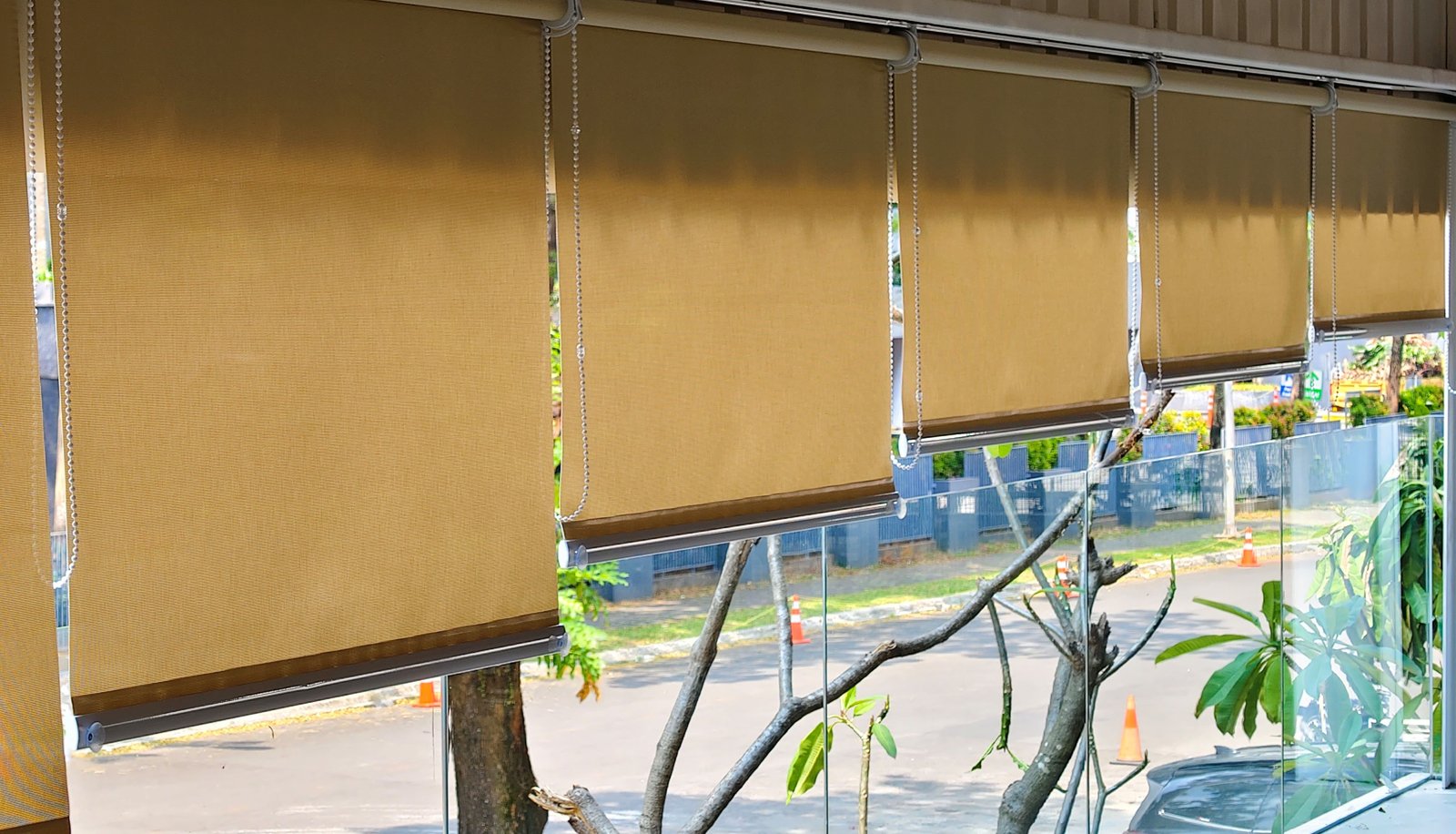 Harga Suntex Blinds Per Meter | Update Terbaru 2026 2 Aneka Sinar Abadi: Supplier Zip Blind Outdoor Tennis Court Solusi Tirai Perlindungan Cuaca