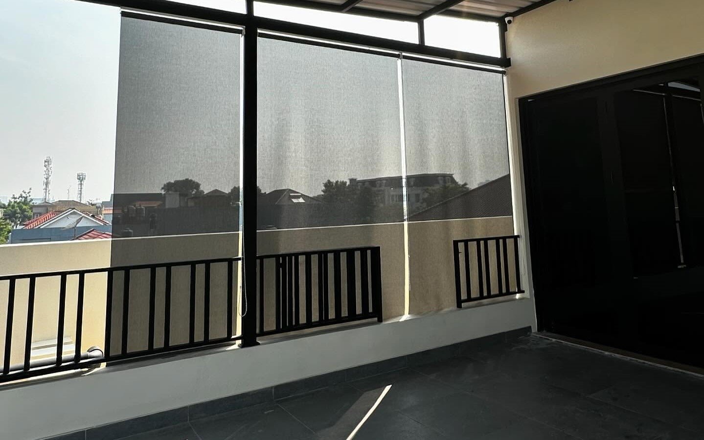 Jual Tirai Outdoor Manual & Otomatis 4 Aneka Sinar Abadi: Vendor Exterior Blind atau Tirai Eksterior Tahan Air Tahan Angin