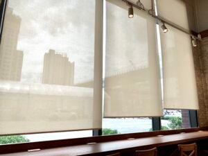 Aneka Sinar Abadi: Vendor Zip Blind Outdoor Tahan Angin untuk Restoran & Teras Kafe