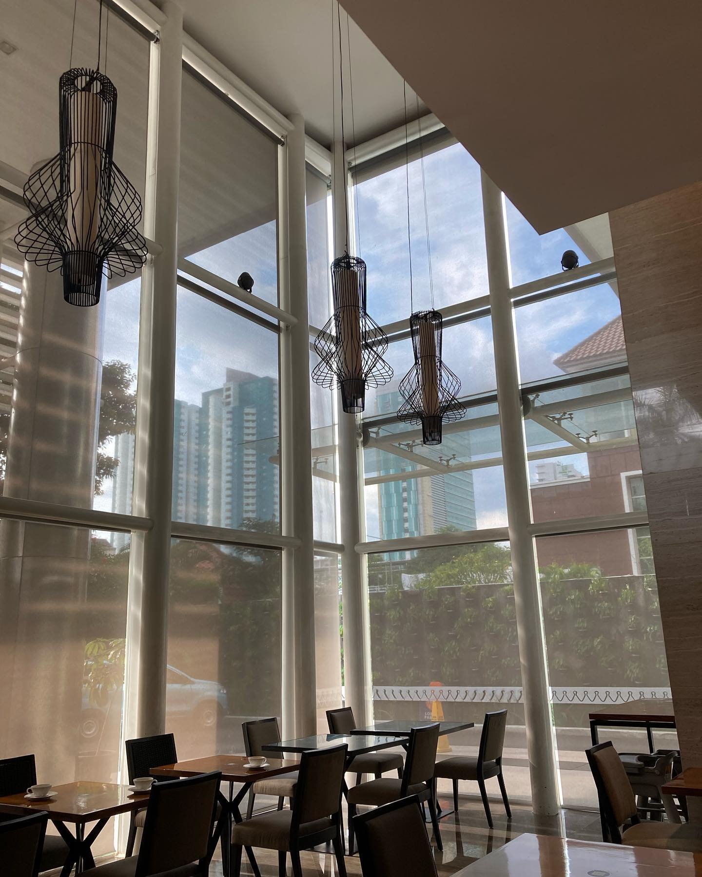 Aneka Sinar Abadi: Vendor Zip Blind Outdoor Tahan Angin untuk Restoran & Teras Kafe