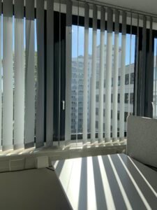 contoh gambar vertical blind outdoor area komersial