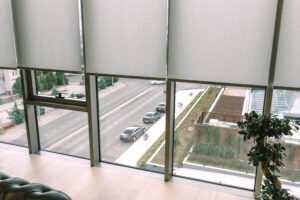gambar roller blind outdoor solar screen untuk fasad gedung