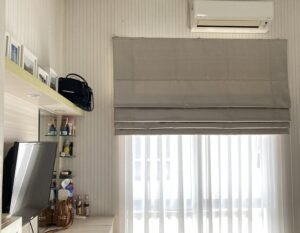 penggunaan roman blind minimalis di apartemen