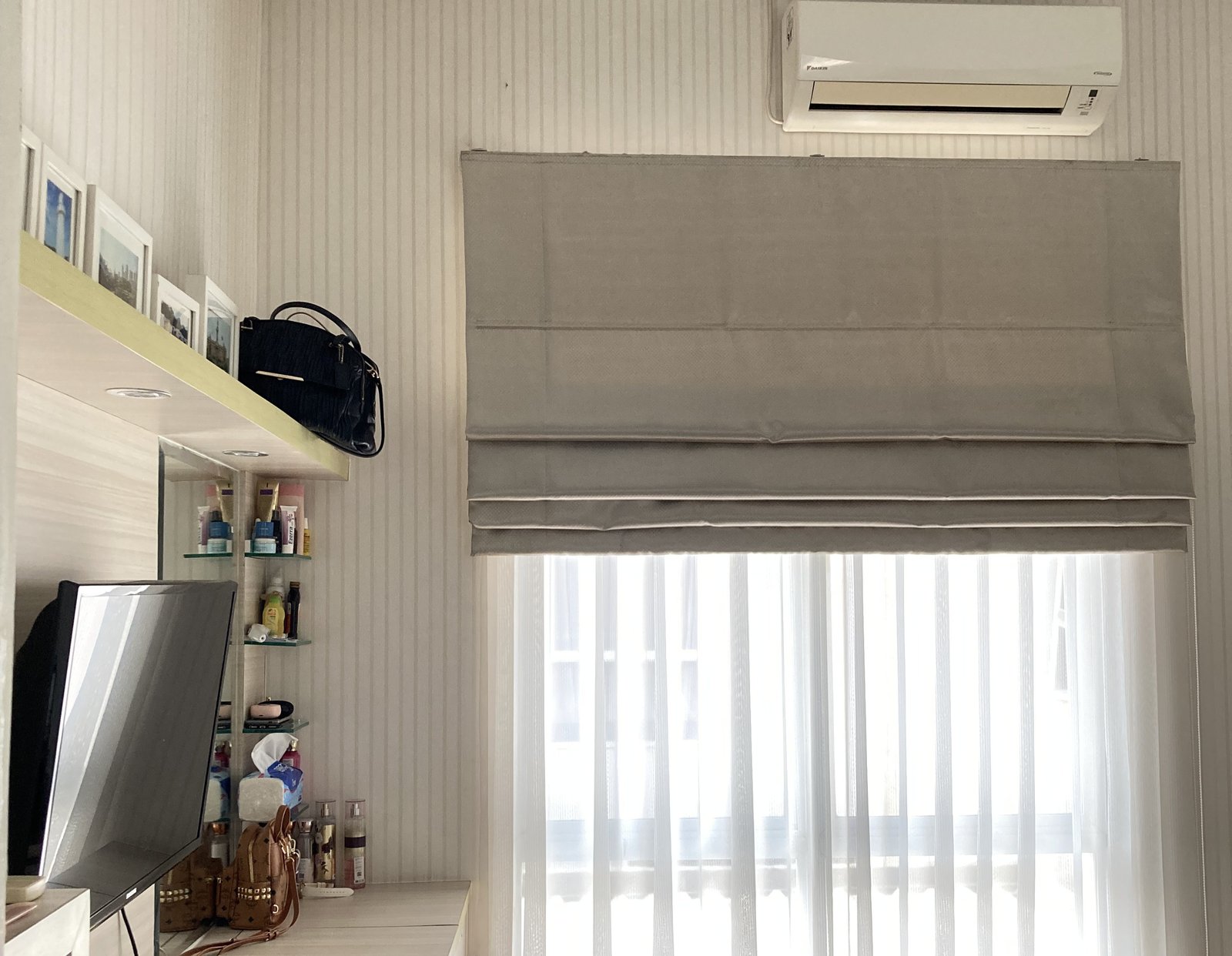 penggunaan roman blind minimalis di apartemen