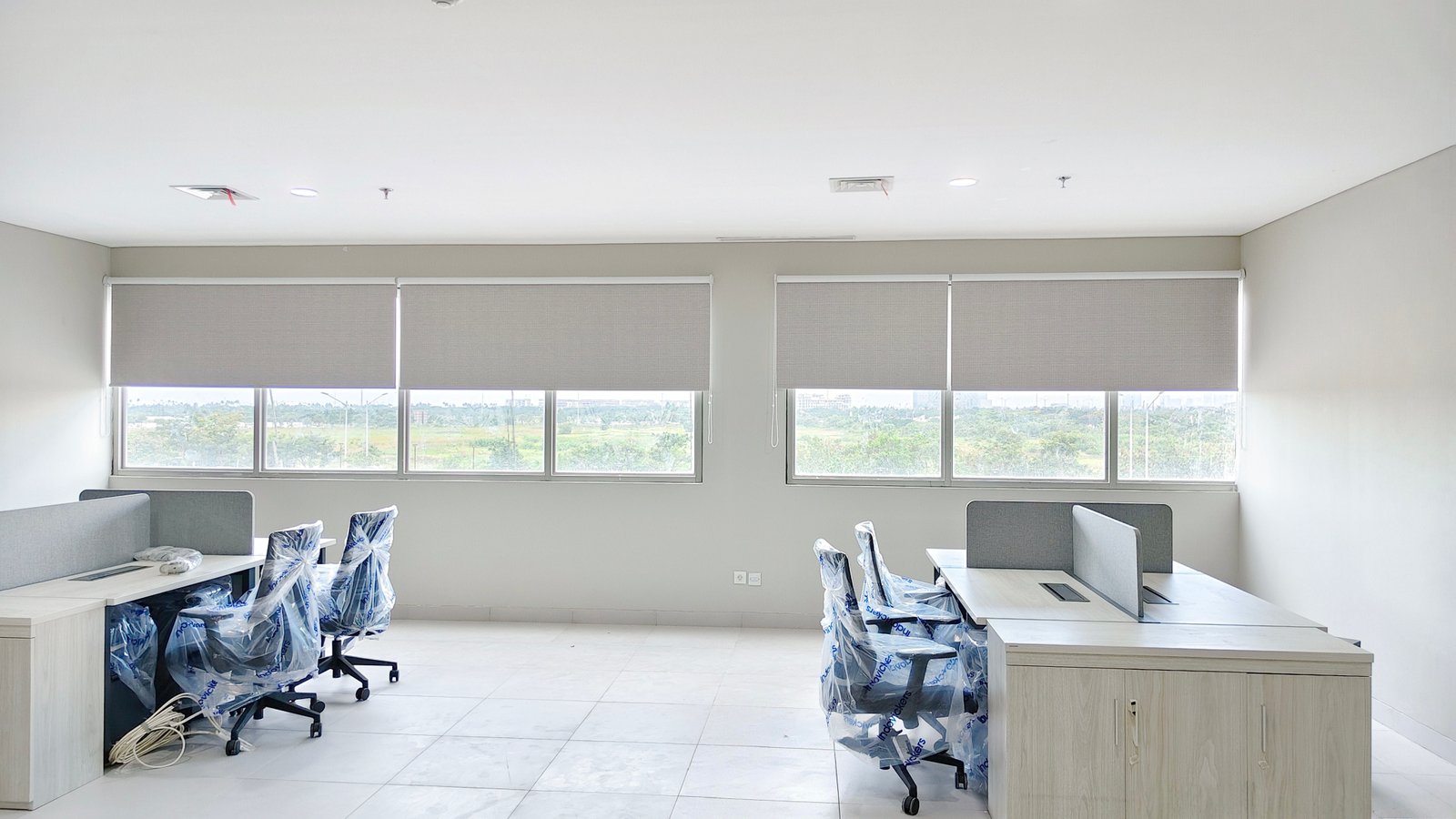 roller blind blackout untuk tirai jendela kantor