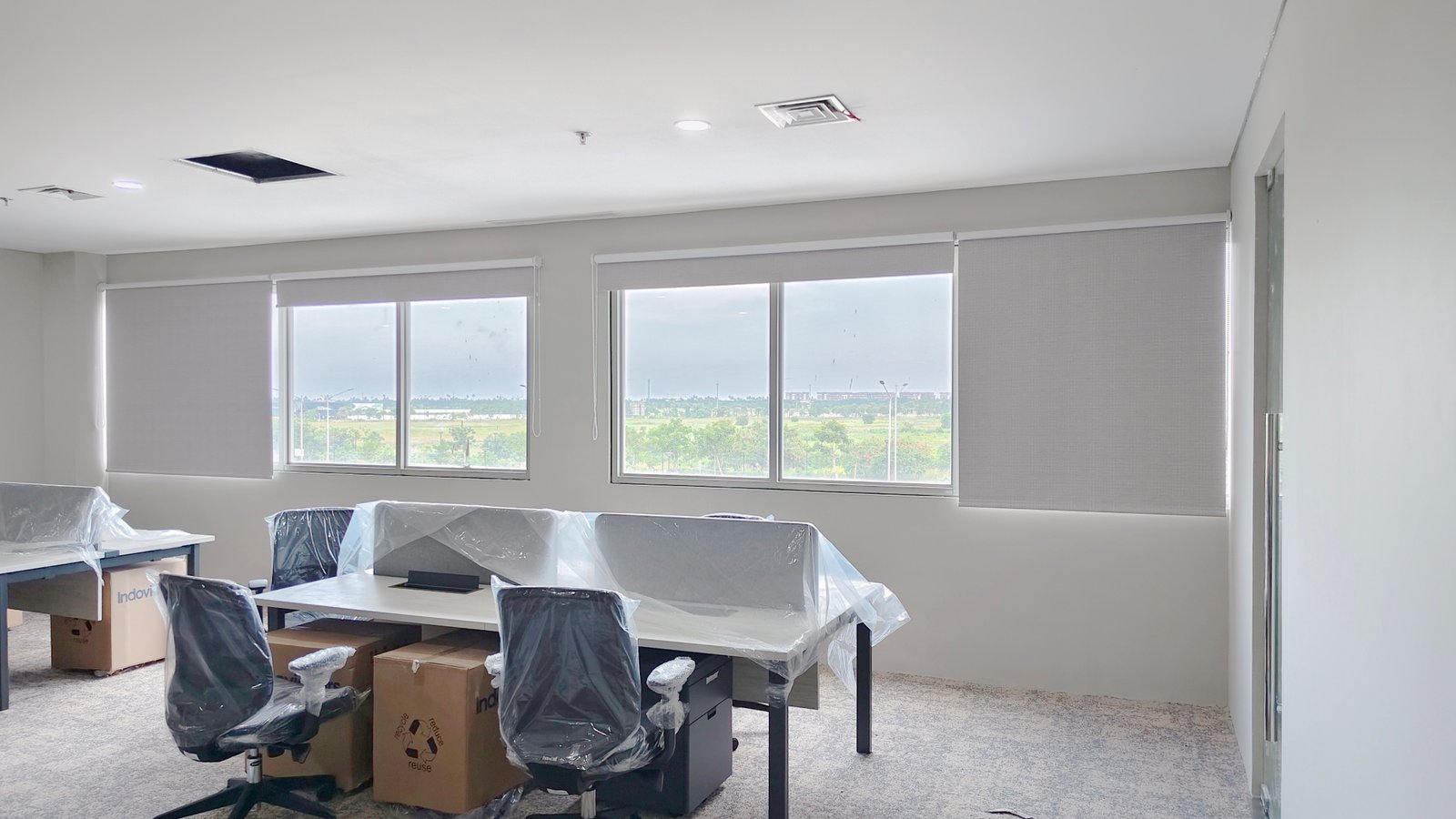 Supplier Roller Blind Blackout: Tirai Jendela Kantor Modern 2 contoh gambar penggunaan roller blind blackout di kantor