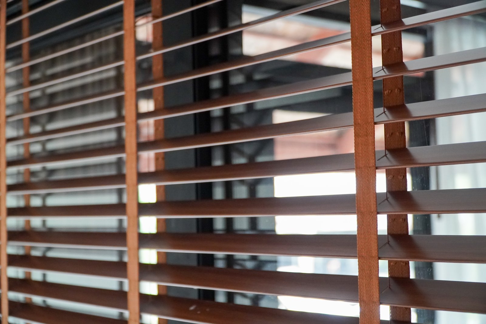 contoh gambar tirai kayu horizontal basswood