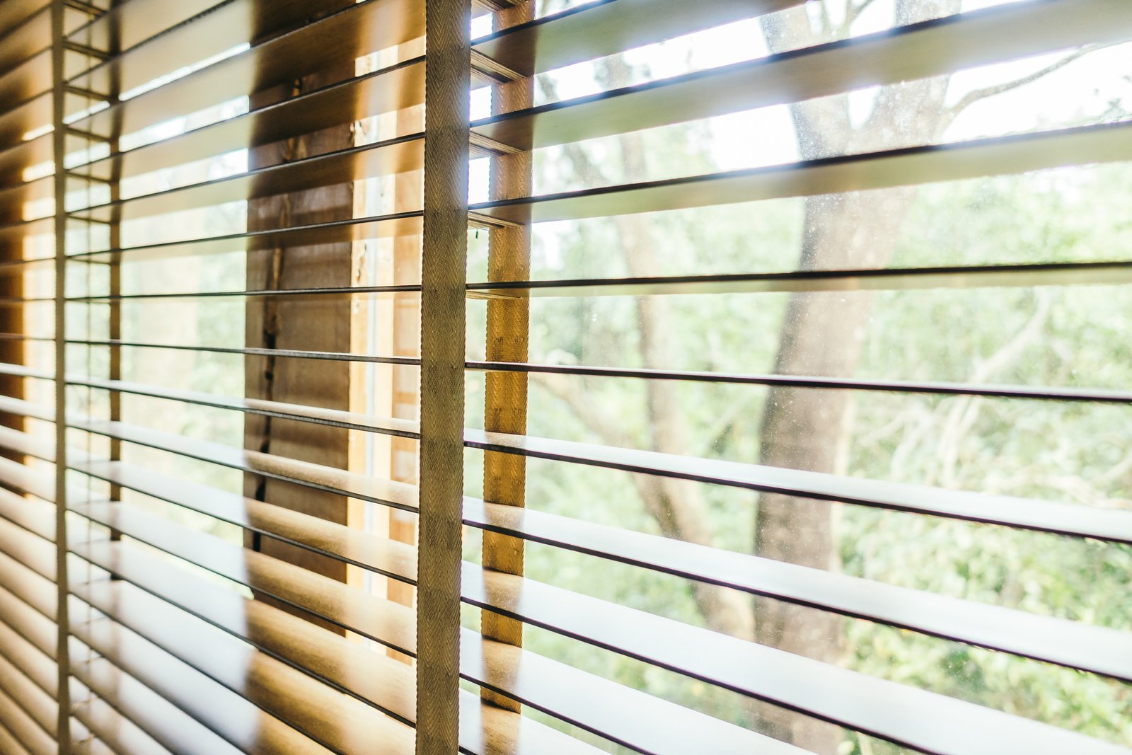 contoh penggunaan wooden blind atau tirai kayu