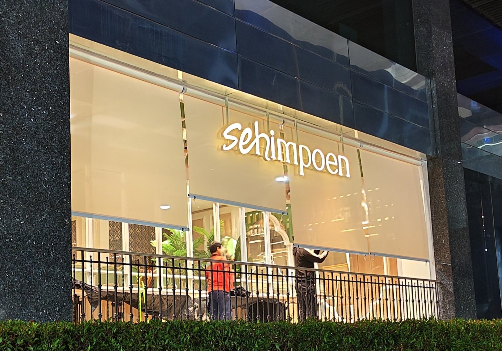 penggunaan Tirai Jendela Kafe, Pilihan Wood Blind & Roller Blind Premium untuk cafe