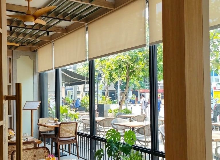 penggunaan Suntex Blind Restoran, Solusi Tirai Outdoor Tahan Panas untuk Area Teras