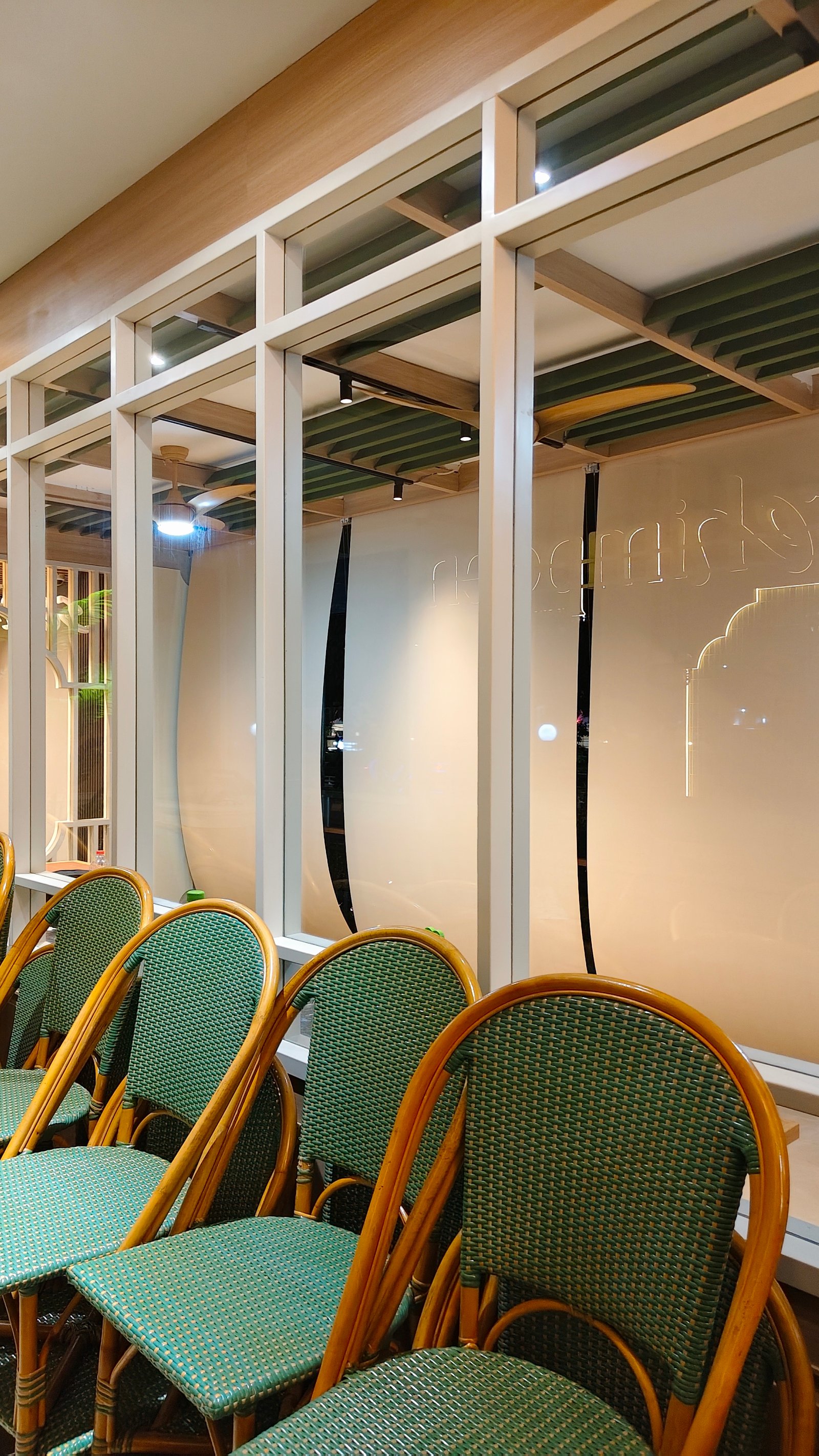 gambar penggunaan suntex blind restoran