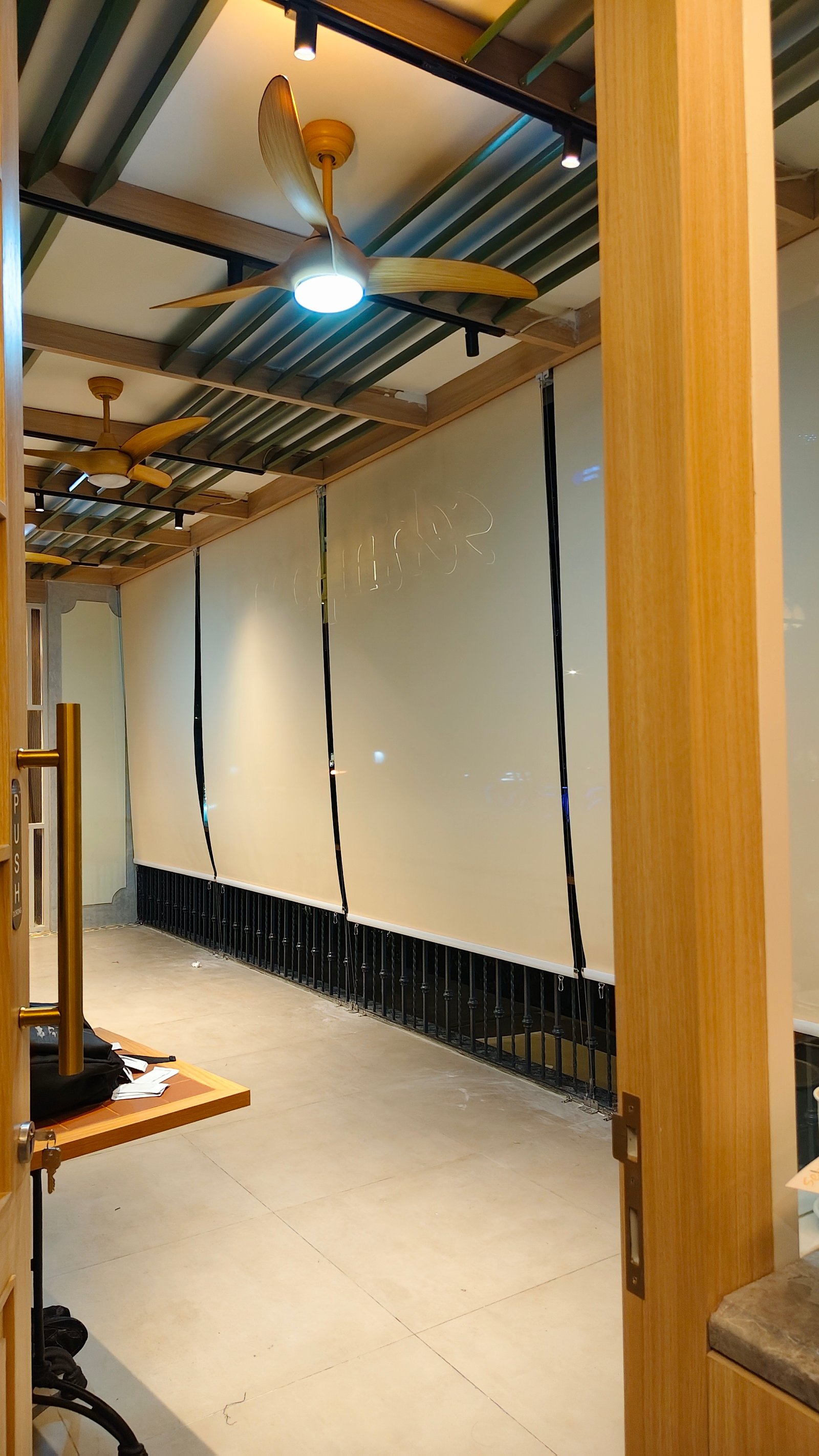 gambar penggunaan suntex blind restoran