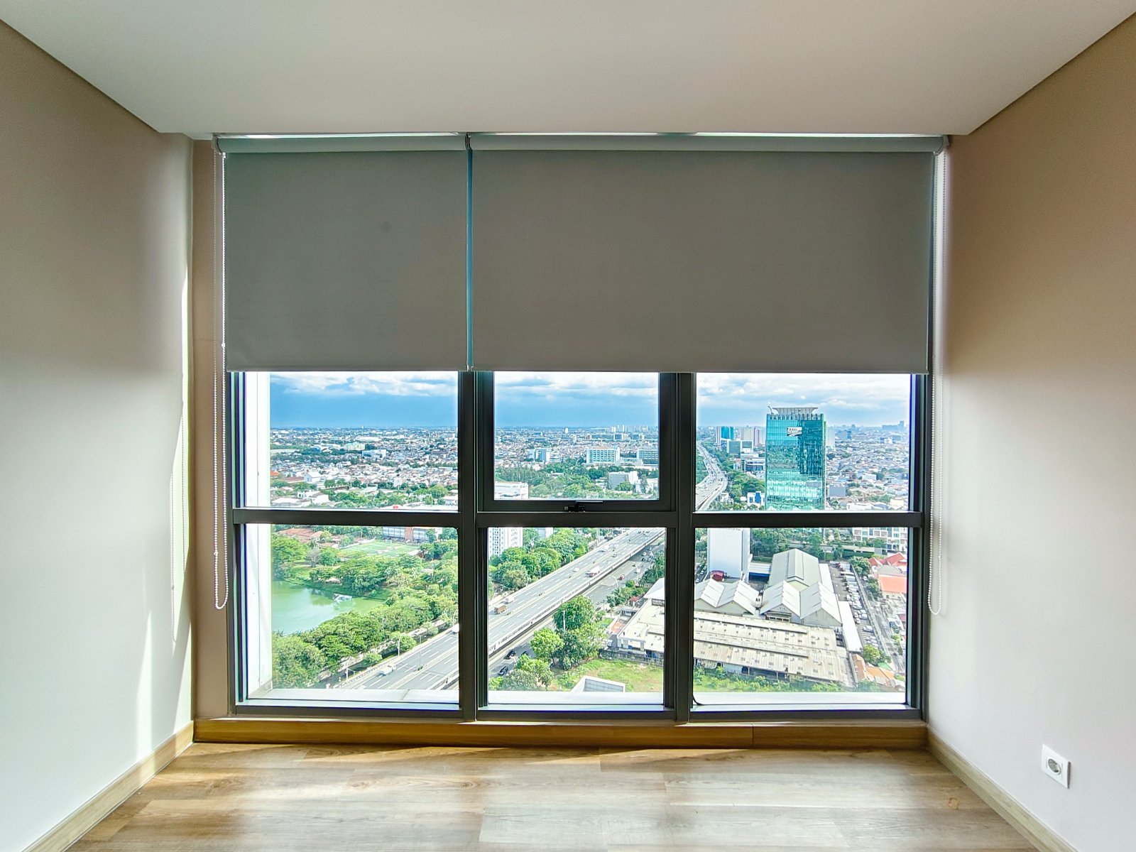 Jual Electric Roller Blind Motorized untuk Kantor Bank