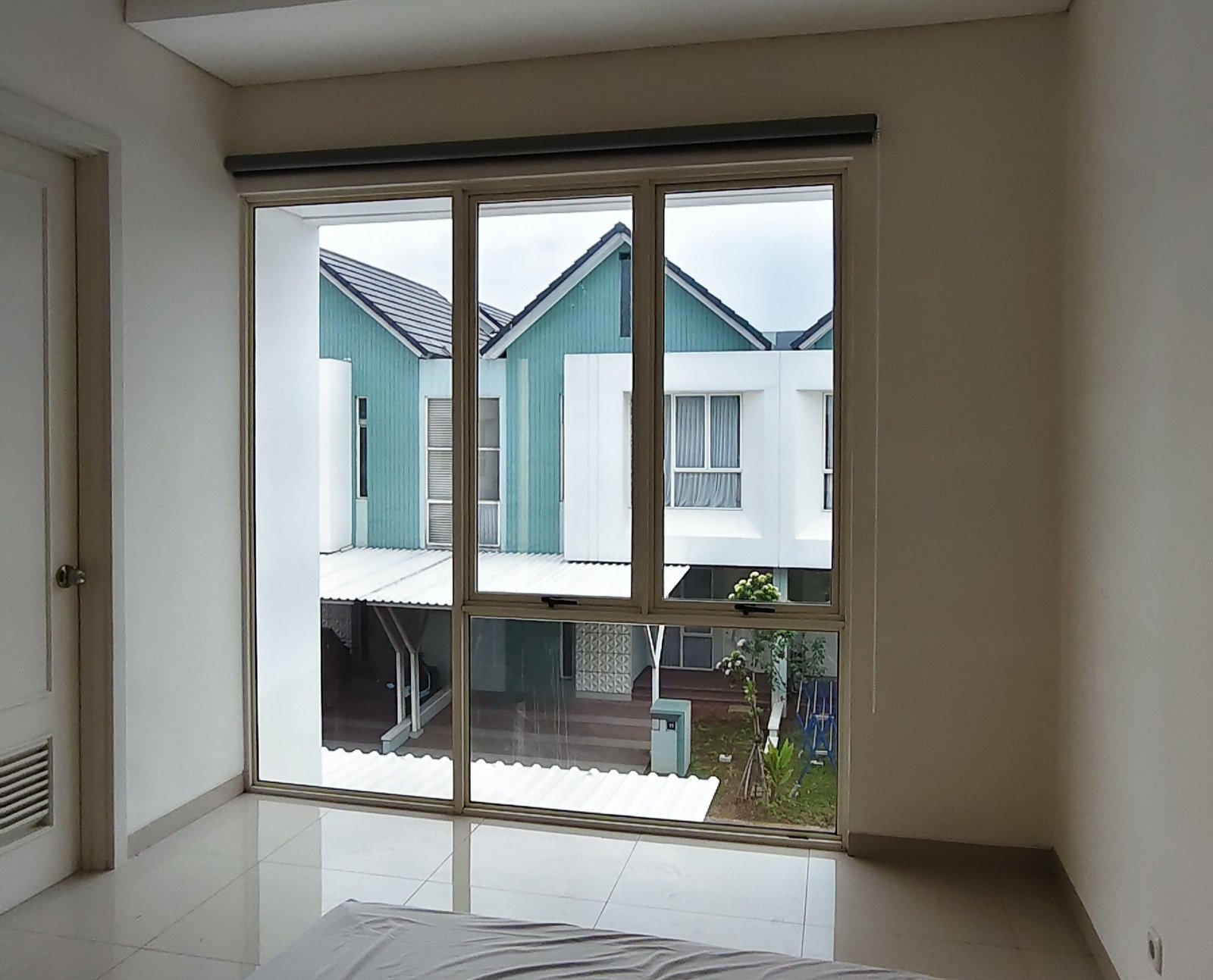 Cara Kerja Smart Film: Panduan bagi Arsitek dalam Perancangan Ruang Privat 3 gambar penggunaan kaca film building