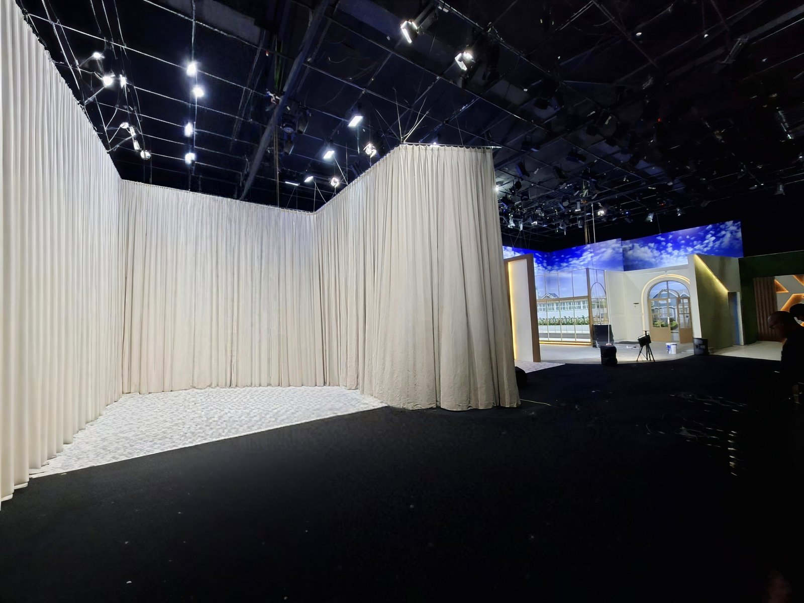 Tirai Penyekat Event: Supplier Dekorasi Interior untuk Venue Event 2 gorden studio, tirai penyekat ruangan, gorden peredam suara
