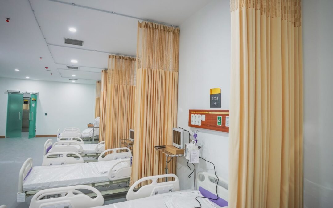 Karakteristik Tirai Pembatas Klinis dari Aneka Sinar Abadi dengan Material Khusus yang Tahan Noda Darah & Paparan Kimia
