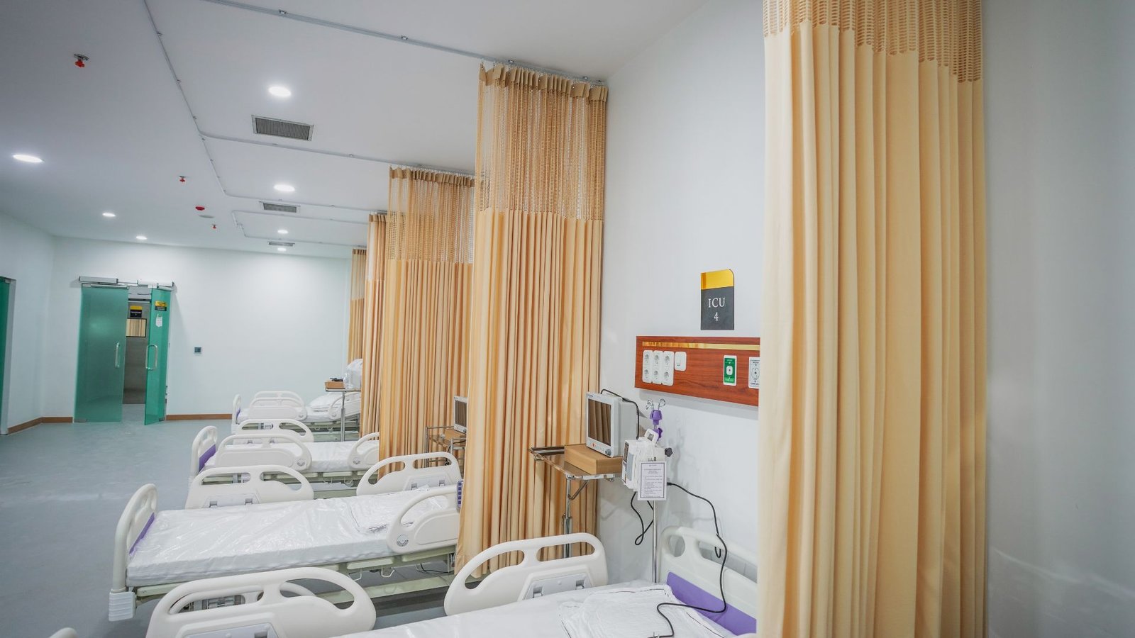 Karakteristik Tirai Pembatas Klinis dari Aneka Sinar Abadi dengan Material Khusus yang Tahan Noda Darah & Paparan Kimia