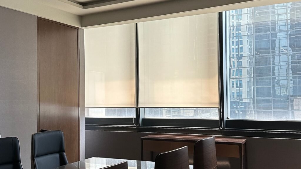 Onna Roller Blind Minimalis (Ukuran Custom) dan mengenalkan roller blind lokal terbaik dari Aneka Sinar Abadi