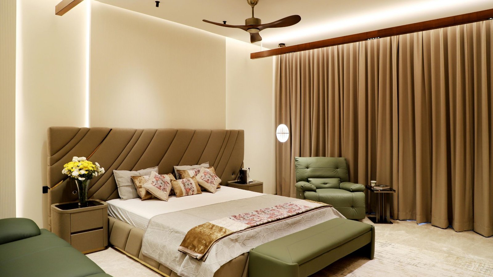 Jasa Fit Out Interior & Eksterior: Partner Vendor Pengadaan Dekorasi Terlengkap 1 Kamar hotel dengan gorden blackout sepanjang dinding jendela dan karpet area