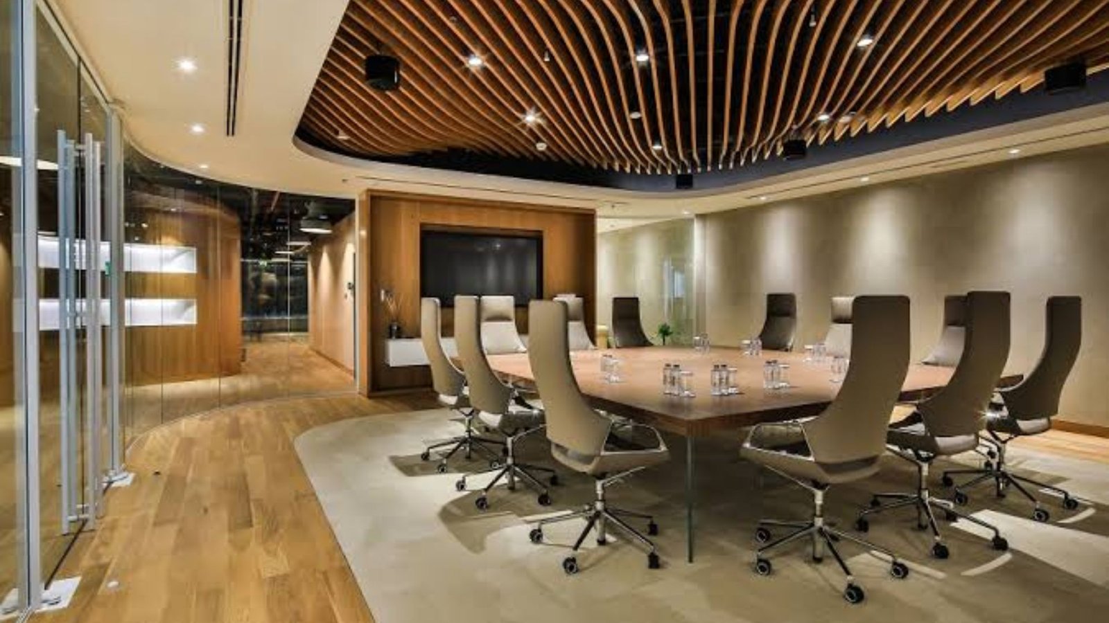 Jasa Fit Out Interior & Eksterior: Partner Vendor Pengadaan Dekorasi Terlengkap 2 Ruang rapat kantor korporat dengan partisi kaca serta kombinasi karpet dan lantai kayu