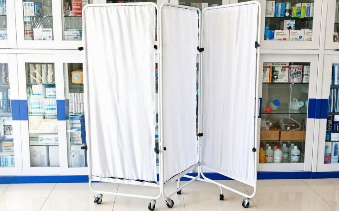 Bed screen 3 bidang rangka putih beroda dengan tirai putih di ruang alat medis