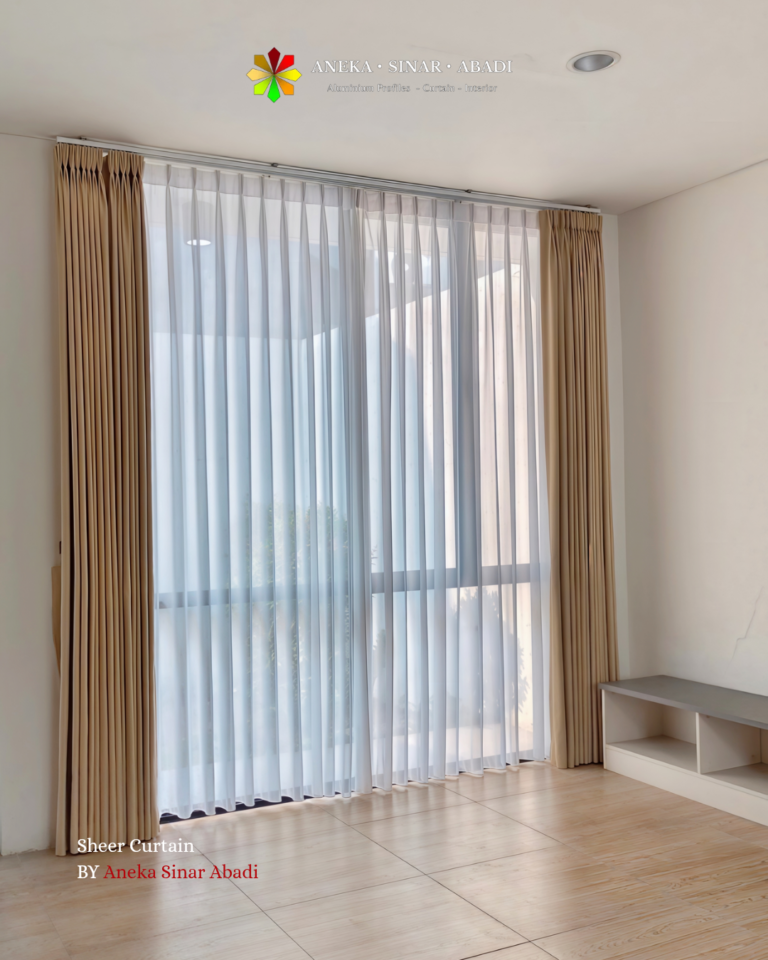 Sheer curtain putih di antara gorden samping warna krem model pinch pleat pada jendela tinggi