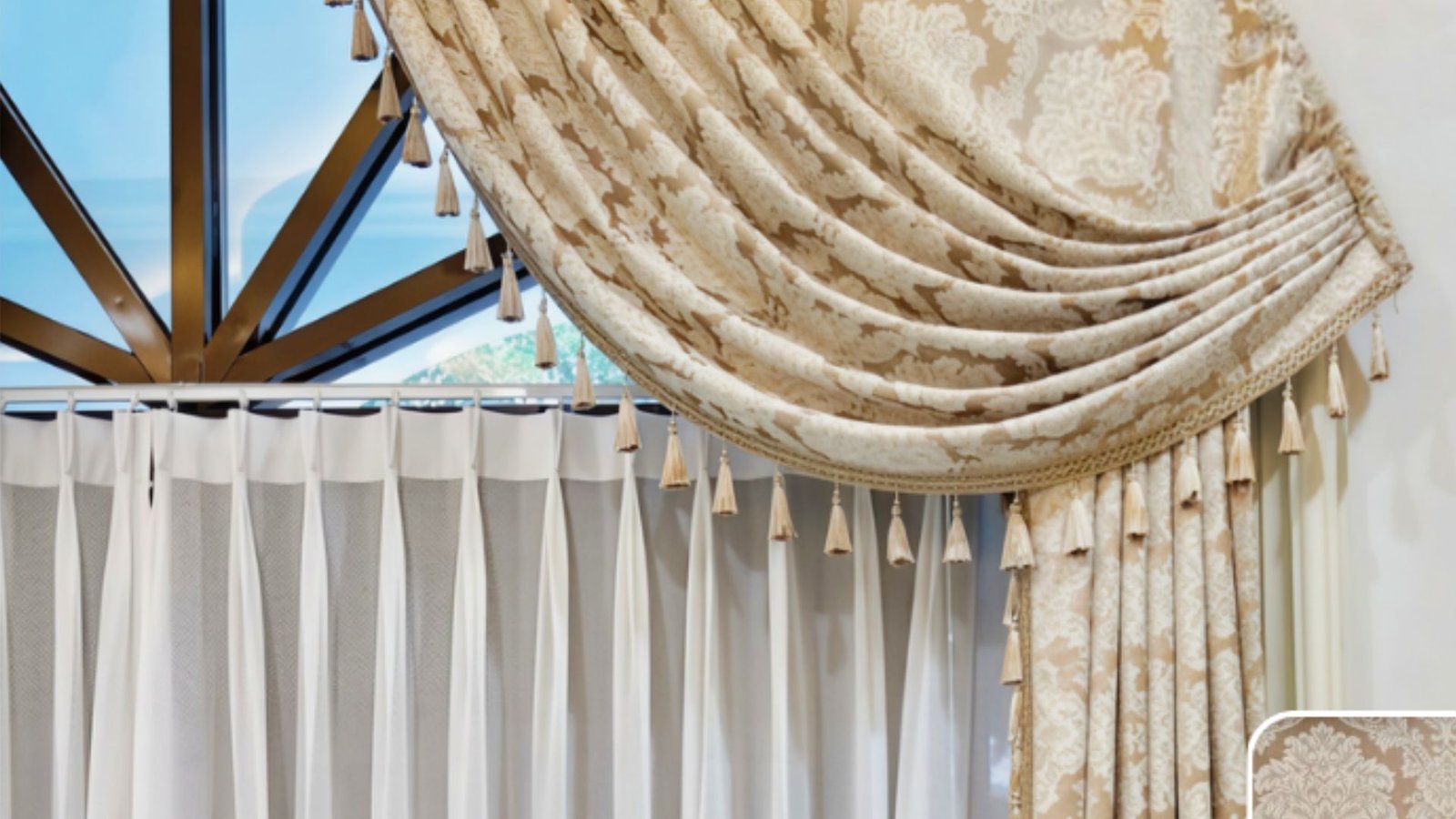 Gorden klasik Eropa dengan valance swag jacquard krem berumbai di atas vitrase putih lipit