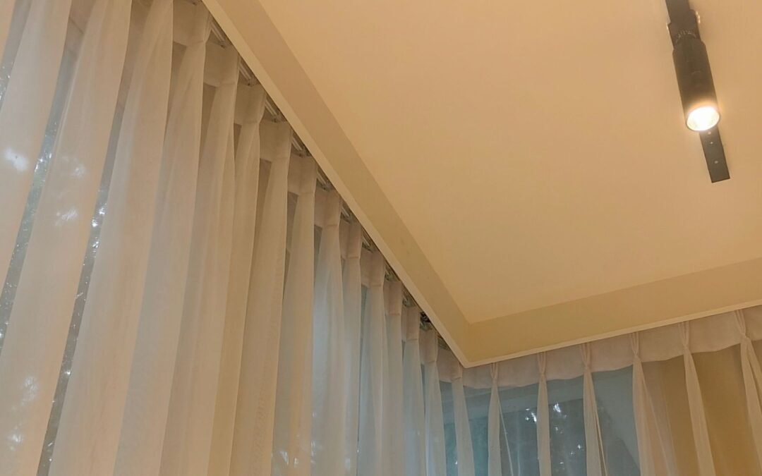 Rel vitrase full set di plafon dengan vitrase putih bergelombang sepanjang sudut jendela