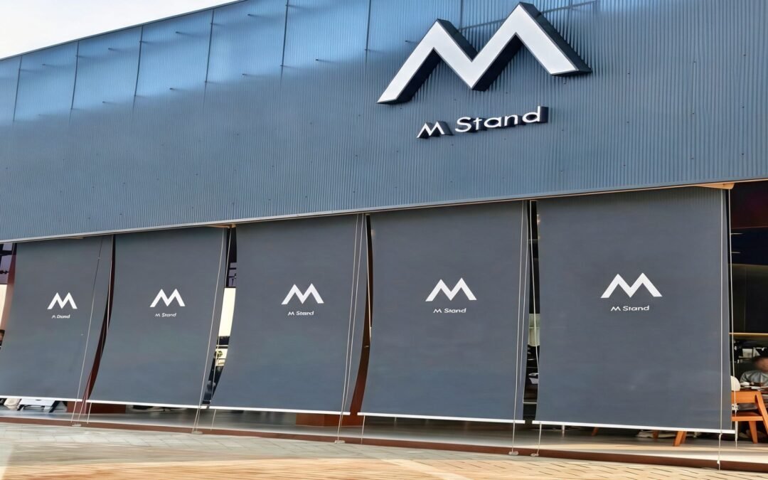 Roller blind outdoor printing logo brand terpasang berjajar di teras cafe resto semi terbuka