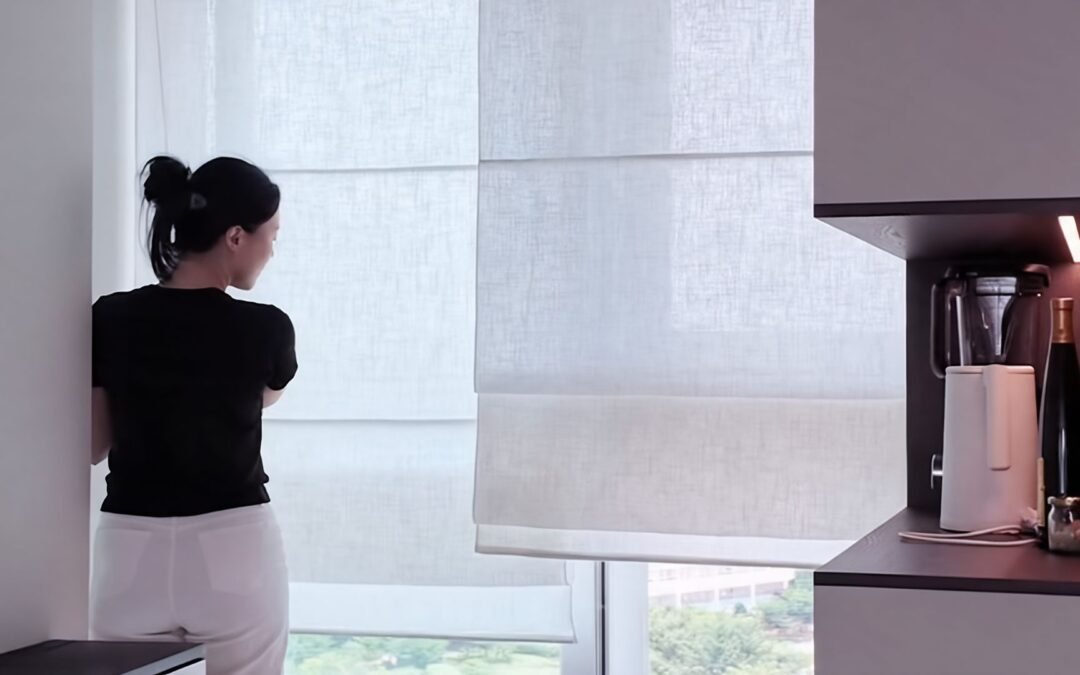 Roman shade blinds elegan linen putih model lipatan datar pada jendela kaca tinggi, satu panel dinaikkan sebagian