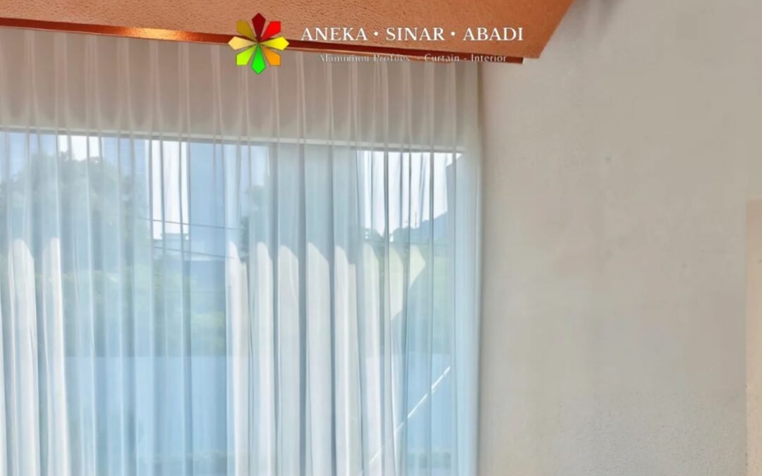 Sheer curtain custom putih dari plafon hingga lantai pada jendela kaca lebar menghadap pepohonan