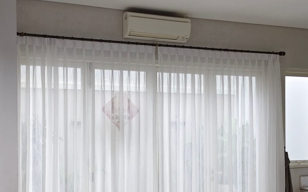 jual vitrase model kawat S / Vitrase putih bermotif garis halus dengan lipatan plisket yang digantung pada ring rel bulat hitam di depan pintu kaca