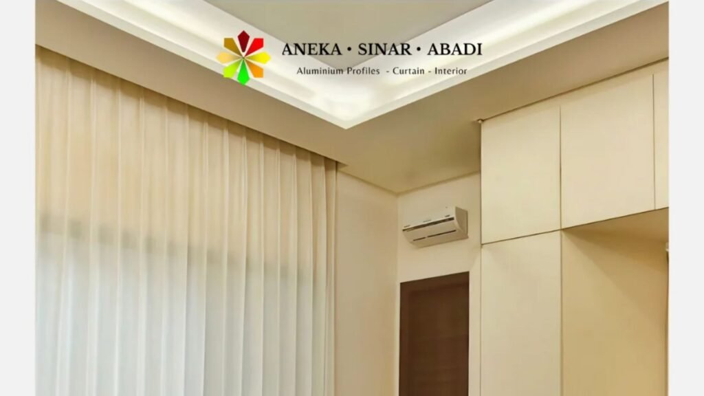Jual Vitrase Mewah / Vitrase tebal serat luxury / Vitrase krem bertekstur serat dari plafon hingga lantai pada kamar dengan plafon cove lighting dan lemari built in