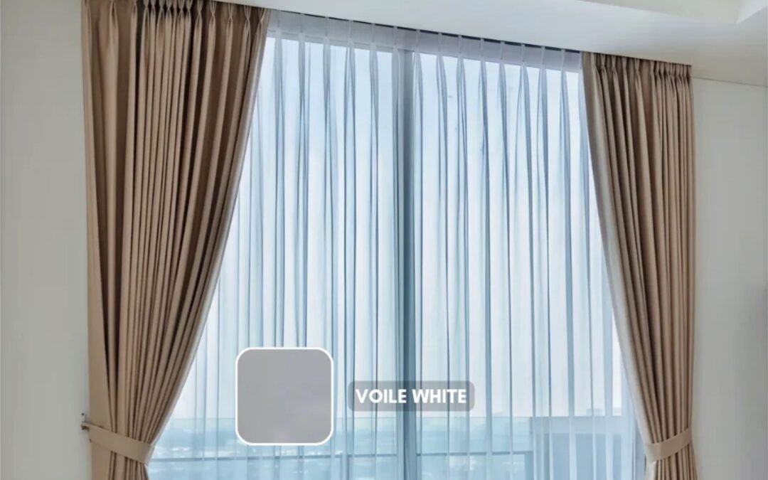 Vitrase transparan voile putih polos di antara gorden samping cokelat muda dengan tali pengikat pada jendela tinggi