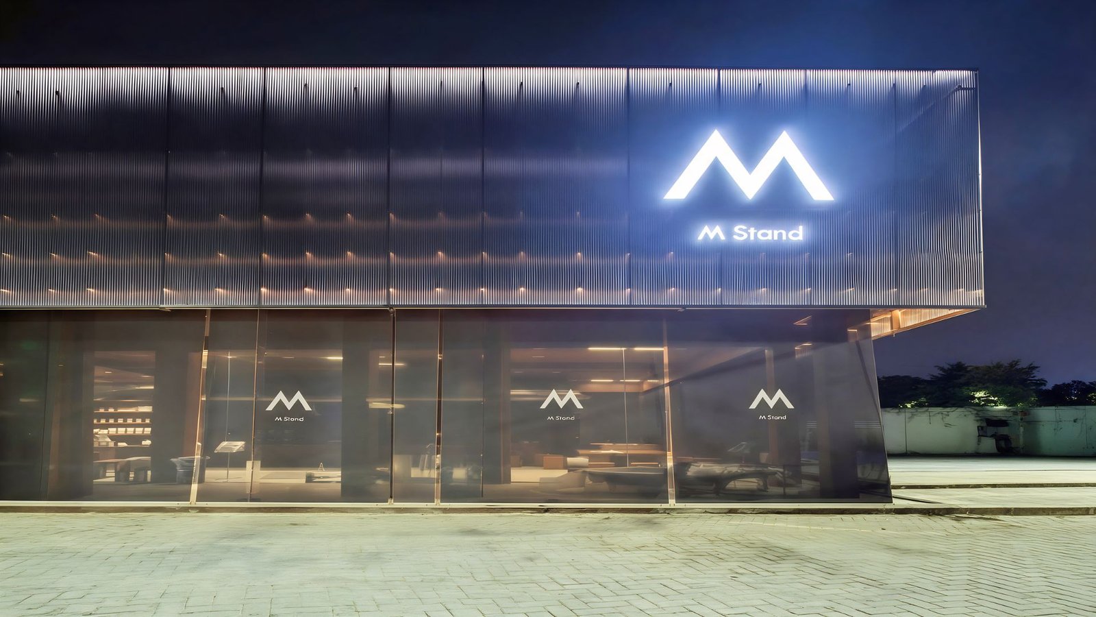 Fasad kaca cafe pada malam hari dengan roller blind printing logo brand yang terlihat dari luar