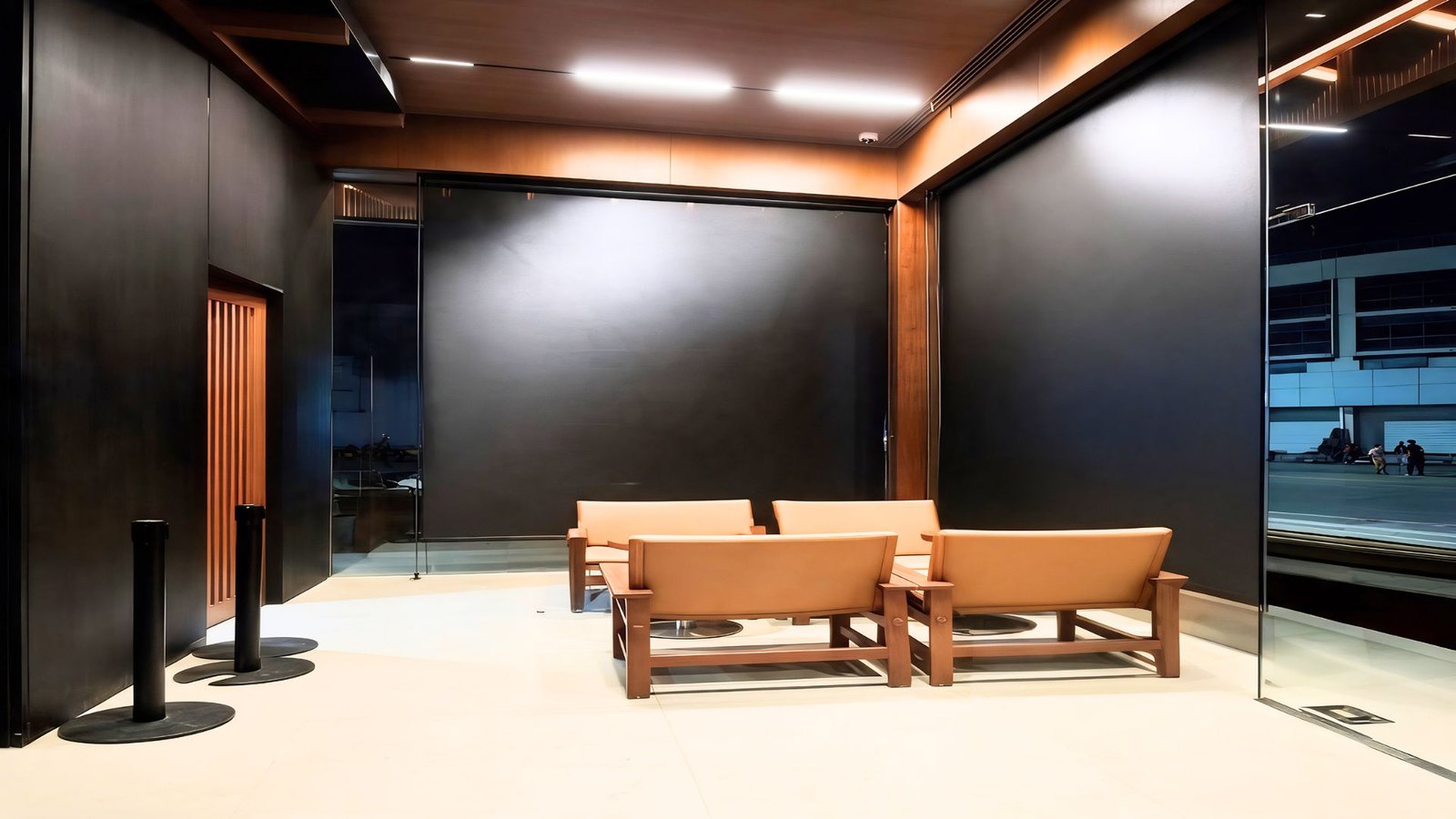 Roller blind gelap menutup dinding kaca ruang tunggu modern, bahan roller blind yang dapat dicetak logo perusahaan
