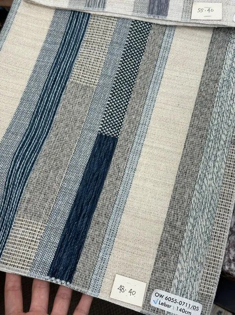 Sampel limited fabric Turki yarn dyed dengan kombinasi benang biru, abu-abu, dan putih
