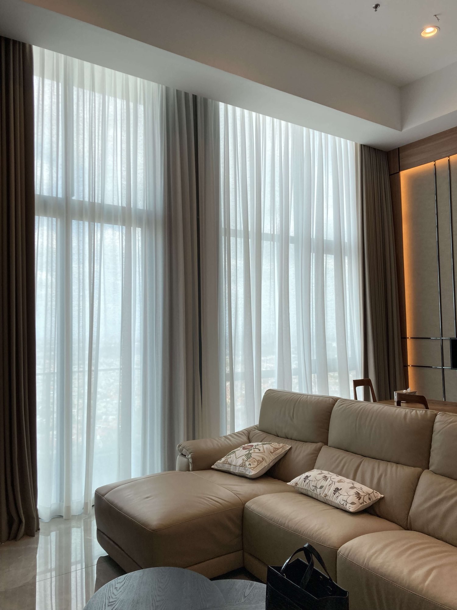 Gorden dan vitrase area sofa ruang keluarga: Alice, Hillcrest Karawaci