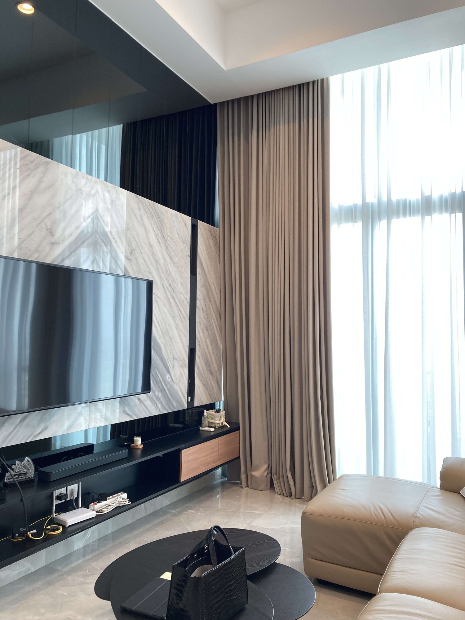 Gorden dan vitrase ruang keluarga: Alice, Hillcrest Karawaci