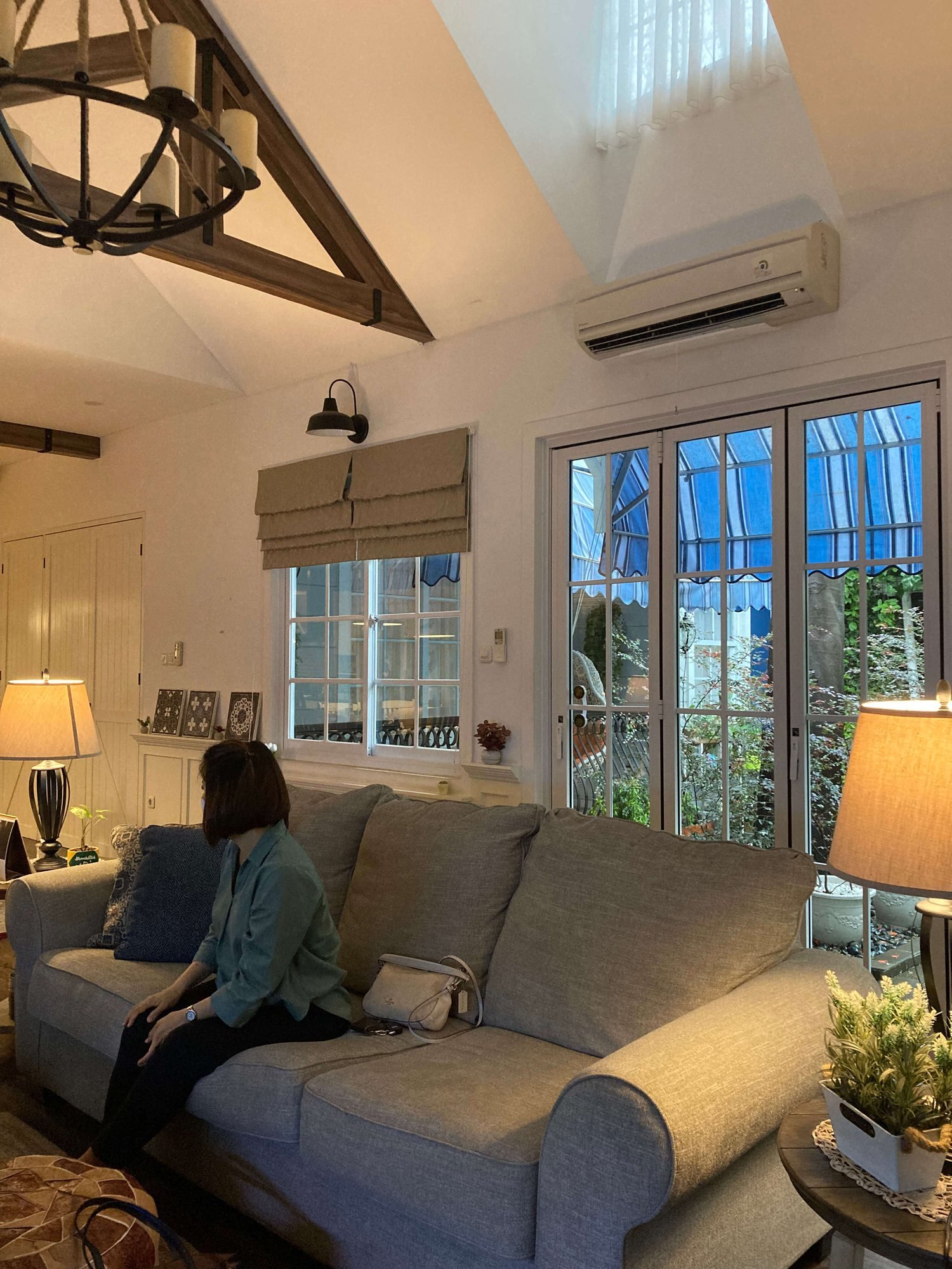 Roman blind ruang keluarga plafon tinggi: Bpk Hariman, Pancoran
