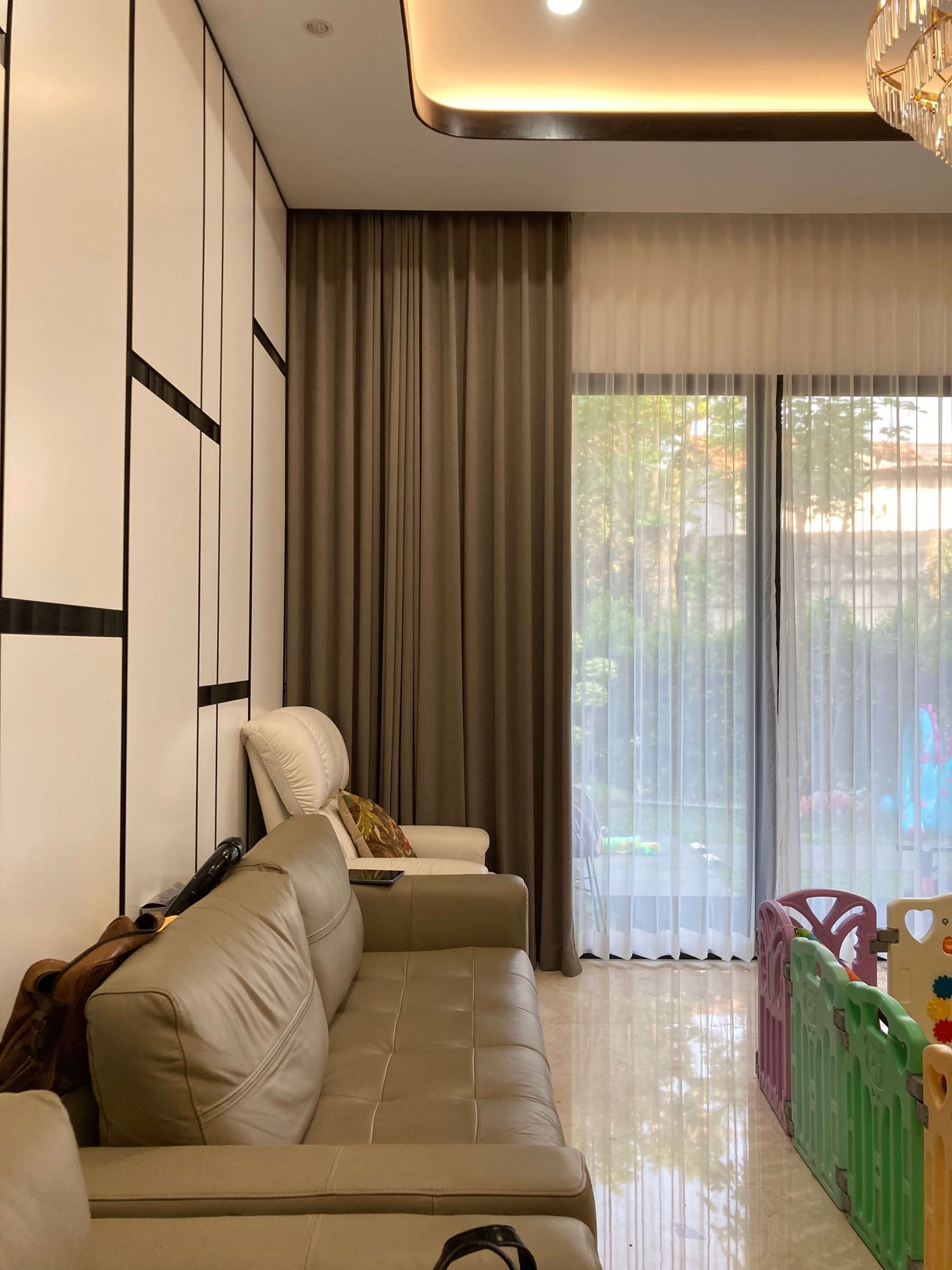 Gorden dan vitrase ruang keluarga area pintu geser: Bu Lenny, Puri Mansion