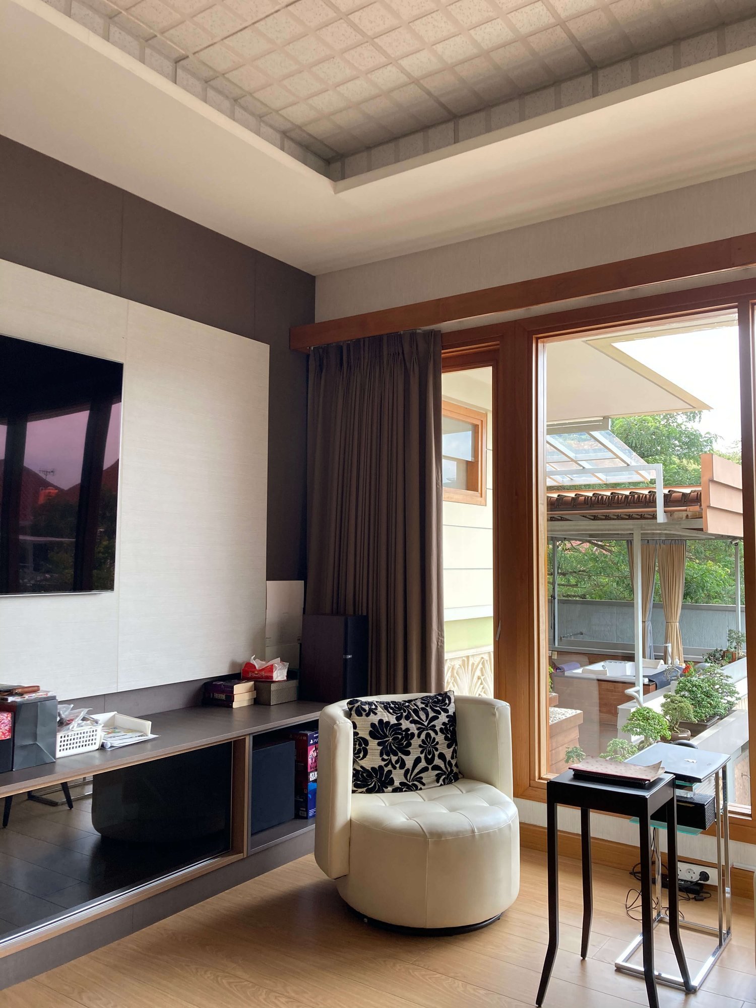 Gorden ruang TV dan pintu taman: Bu Lina, Alam Sutera
